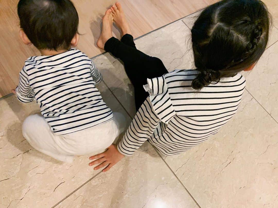 水嶋ヒロのインスタグラム：「My little ones チビたち👶🏻🧒🏻 #matching #daughters」