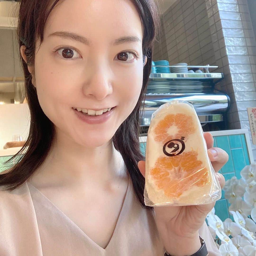 天明麻衣子のインスタグラム：「youtube「天ちゃんの賢く生きるチャンネル」に動画をアップしてます✨  https://youtu.be/bqoh-ukTY6g  フルーツサンド、残りわずかなところをギリギリでゲット！断面がお花みたいでかわいいですよね😍  #youtube #youtubeチャンネル #天ちゃんの賢く生きるチャンネル #ダカフェ #フルーツサンド #オレンジ #フルーツサンドイッチ」