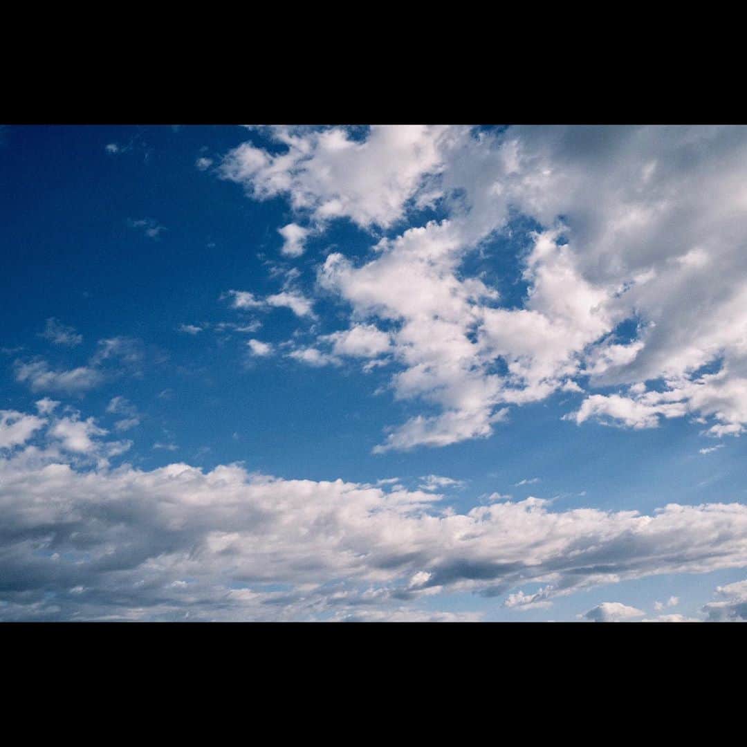 木村拓哉さんのインスタグラム写真 - (木村拓哉Instagram)「﻿ ﻿ 「今日は、気持ちいい空の下でロケが出来ましたぁ〜！﻿ ﻿ 早速、相棒で撮ってみた空と、今日の風間をお届けしますね。」﻿ ﻿ STAY SAFE‼︎﻿ ﻿ 拓哉﻿ #木村拓哉#TakuyaKimura」10月24日 15時11分 - takuya.kimura_tak