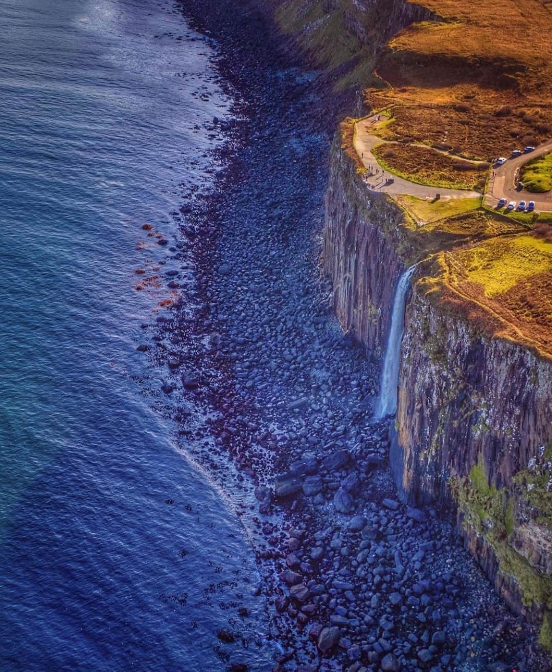 Earth Picsさんのインスタグラム写真 - (Earth PicsInstagram)「Kilt Rock and Mealt Falls, Isle of Skye, Scotland 🏴󠁧󠁢󠁳󠁣󠁴󠁿 by @usaidphotos」10月25日 2時00分 - earthpix
