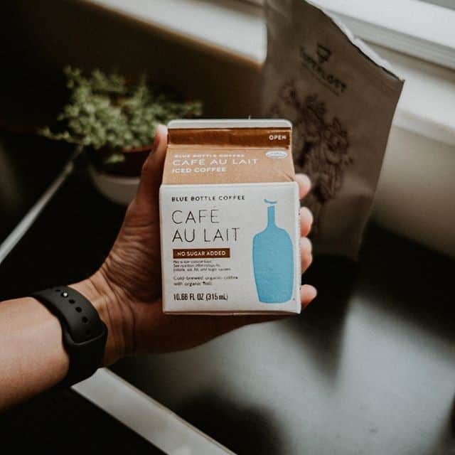 のインスタグラム：「Cafe au Lait is French for “coffee with milk,” and that’s exactly what’s inside our new Cafe au Lait cartons. With no sugar added, nothing stands between you and smooth organic slow-steeped cold brew and milk. Find them at our cafes and at select @wholefoods and other fine retailers. 📸 @analog_kopi⁠ ⁠ #coffeetime #coffeebreak #greatcoffee⁠」