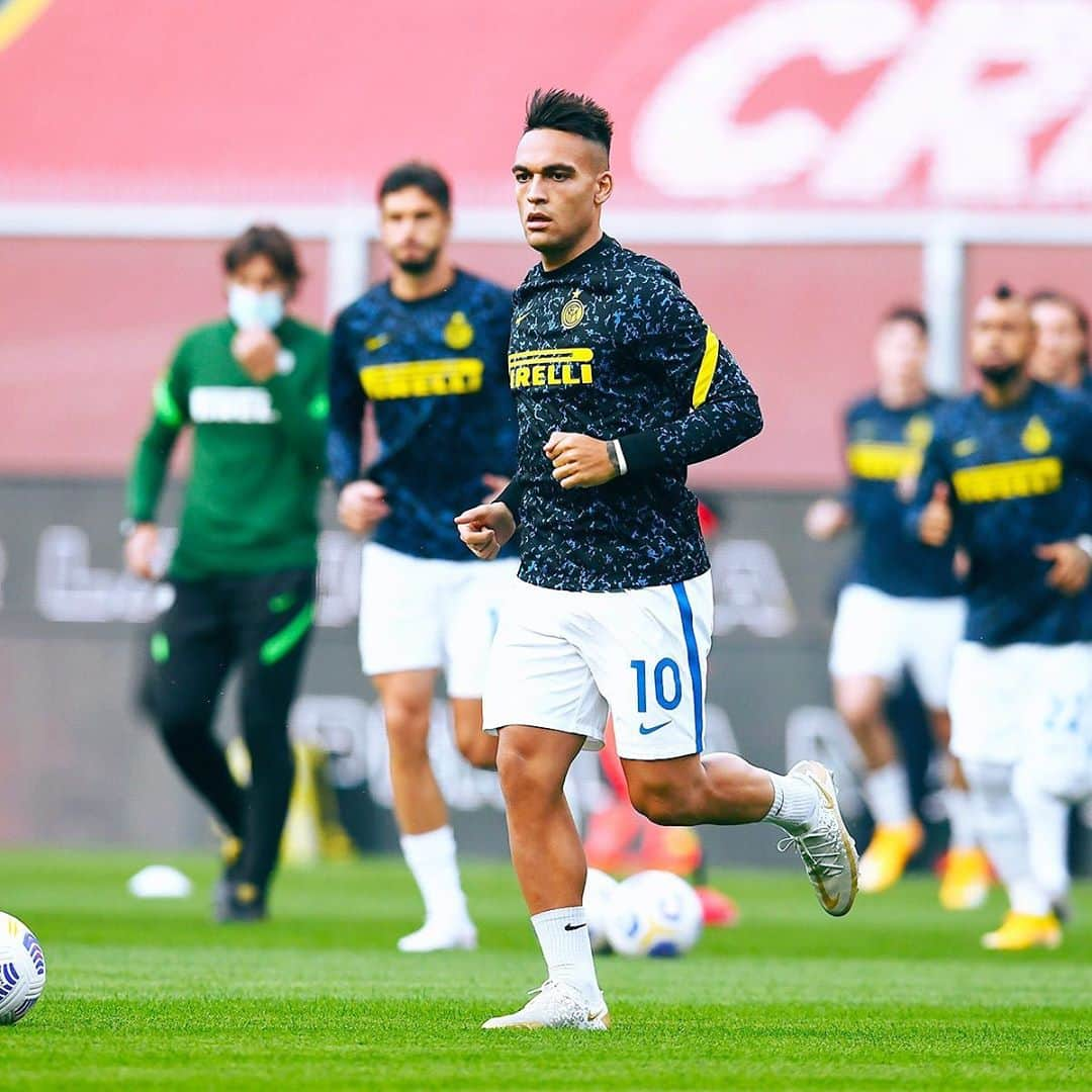 インテルナツィオナーレ・ミラノさんのインスタグラム写真 - (インテルナツィオナーレ・ミラノInstagram)「NERAZZURRI WARMING UP 🔥⚫️🔵 #Inter #ForzaInter #GenoaInter #WarmUp #SerieA #Football」10月25日 0時41分 - inter