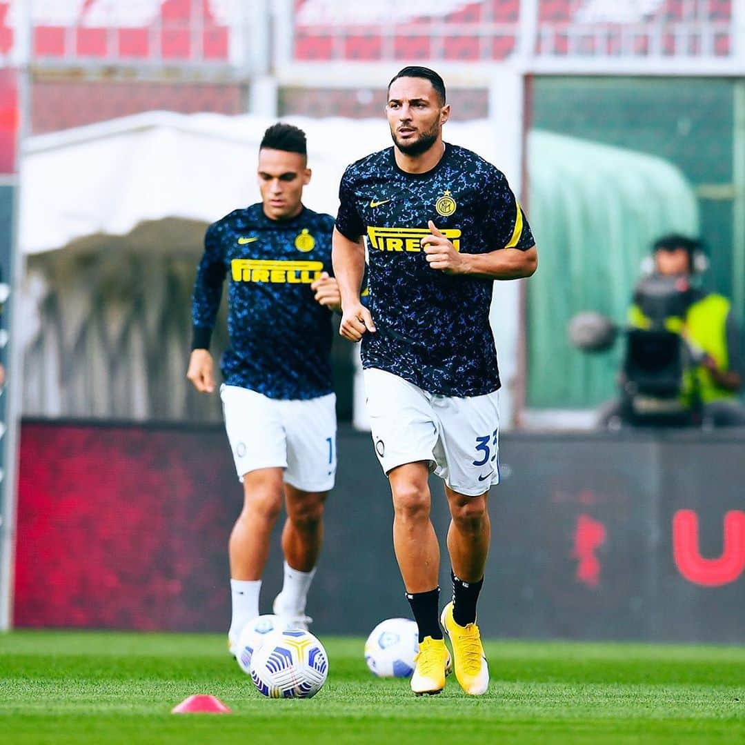 インテルナツィオナーレ・ミラノさんのインスタグラム写真 - (インテルナツィオナーレ・ミラノInstagram)「NERAZZURRI WARMING UP 🔥⚫️🔵 #Inter #ForzaInter #GenoaInter #WarmUp #SerieA #Football」10月25日 0時41分 - inter