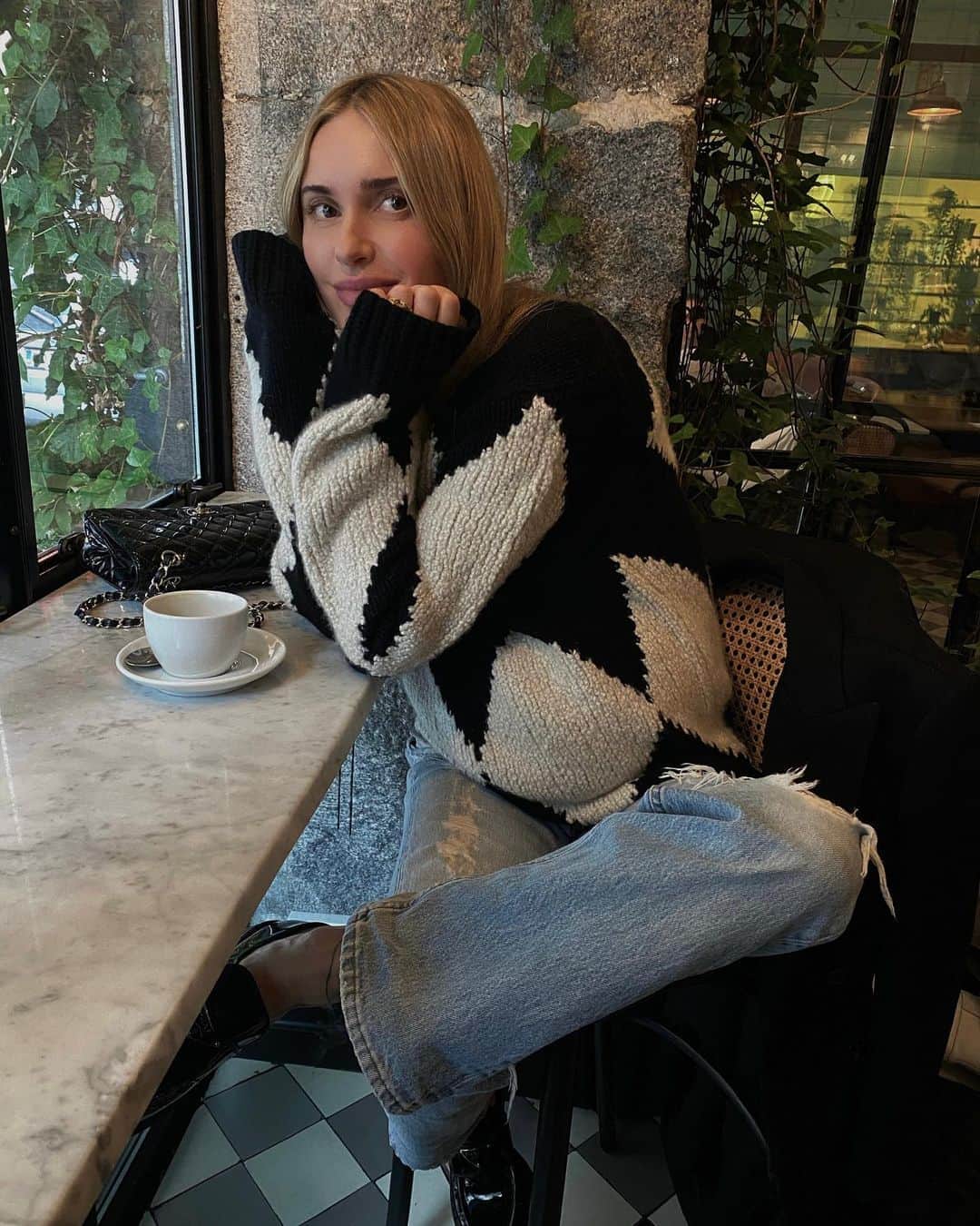 ペニーレ・タイスベックのインスタグラム：「Sweater weather🖤」