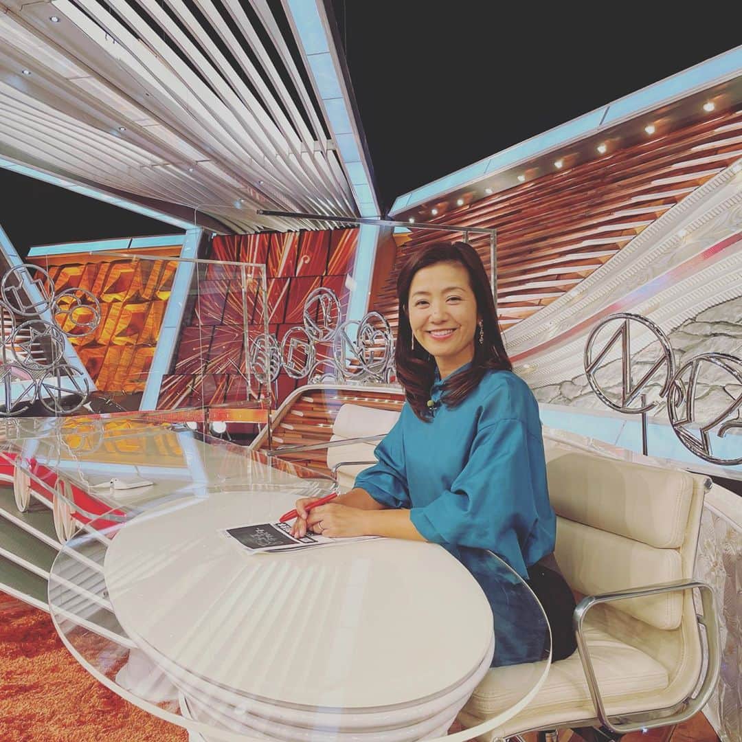 菊間千乃のインスタグラム：「今日もご覧頂いた皆さま、ありがとうございました。半年ぶりにスタジオに戻れました😊そして本日は、斎藤先生の還暦お祝いでしたね！明治大学の学生さんは、これを着て授業をする先生を見られるかもしれませんね〜👔」