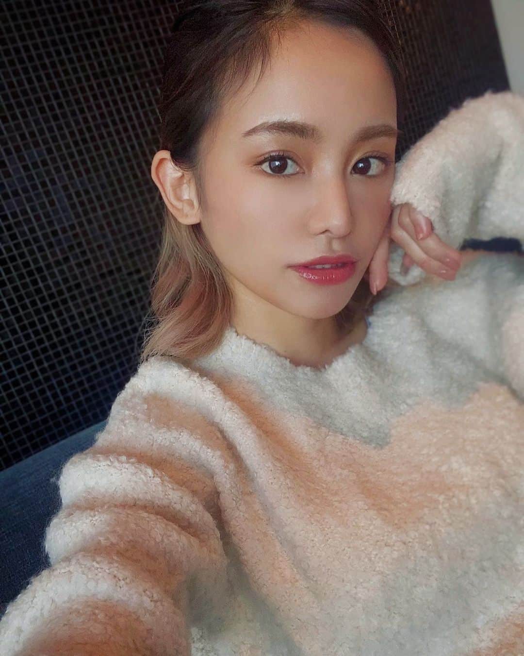 宮本沙恵のインスタグラム：「中途半端な長さで1番困る今の髪型🤯 . 切りたいけど我慢♡ #ヘアスタイル#ヘアアレンジ」