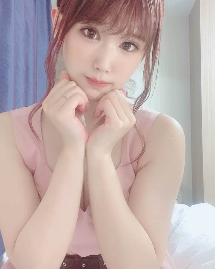 涼宮琴音のインスタグラム：「#さよならアイドルさよならピンク  とゆうことで普段着ないピンクの膝上丈のワンピ👗 甘々にならないようレザー調のワンピです！ そして更にベルトとアウターとヒールは黒でしめましたっ🤭❕🍓」