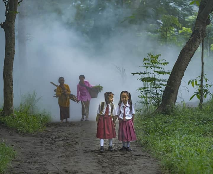 unicefさんのインスタグラム写真 - (unicefInstagram)「"We need to make the world a better place to keep children safe in the places where they live, learn and play."​⠀ ⠀ Lety Liza, from Indonesia, expresses her hope for our collective future, inspired by her photograph of two girls on their way to school. This photo is one of the 75 finalists selected from over 50,000 images from more than 130 countries submitted to #TheWorldWeWant, a global photo contest hosted and organized by @Agoraimages to celebrate #UN75. ⠀ ⠀ Happy 75th anniversary @UnitedNations!⠀ ⠀ 📸 Lety Liza」10月25日 0時45分 - unicef