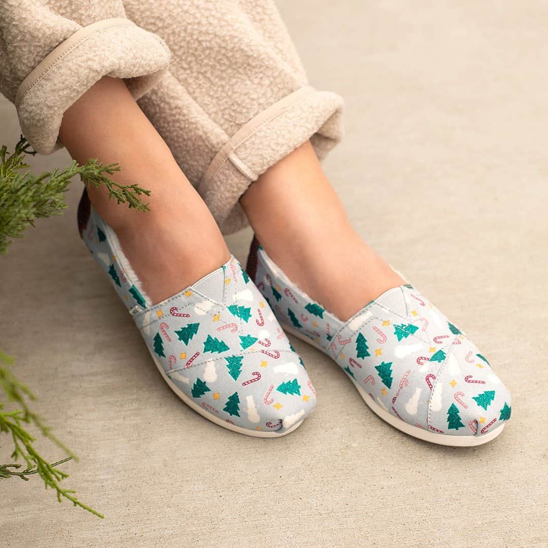 トムズシューズのインスタグラム：「Consider the holidays handled. The gift that keeps on giving, now featuring a festive print and faux fur lining, because of course. 📷: Holiday Confetti Alpargata.」