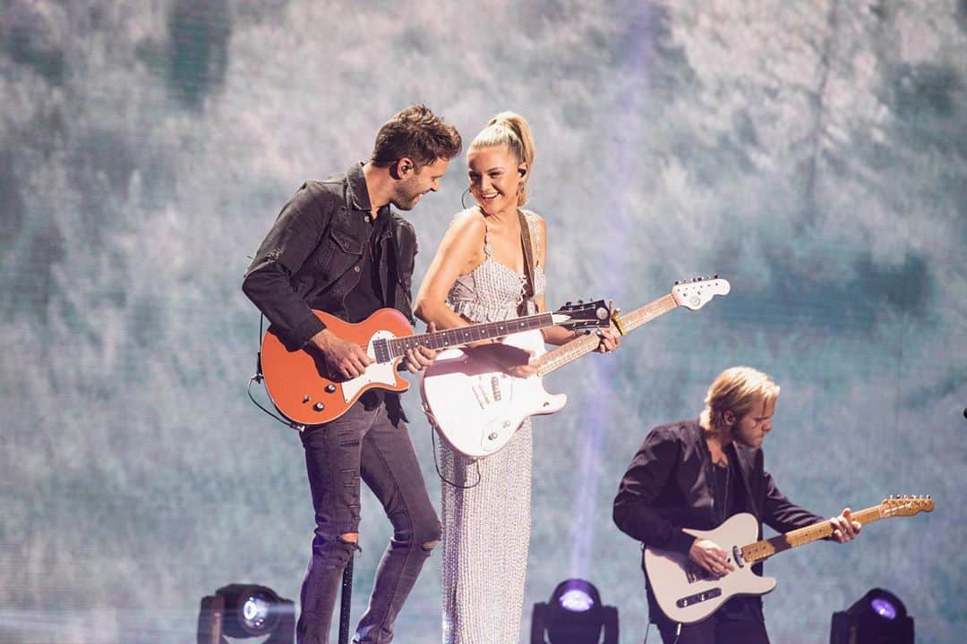 Kelsea Balleriniのインスタグラム：「I’ll spare you the sap, but playing a show with my band and crew brought very real tears to my eyes. Thank you @iheartcountry for allowing us to safely and virtually play some music- it felt like MAGIC. (Also thank you to the astronomically talented @avenuebeat for joining me) 📸 @josephllanes」