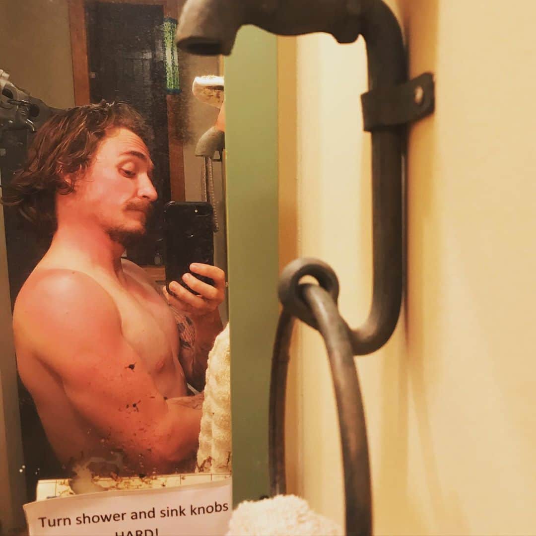 カイル・ガルナーのインスタグラム：「You would think I would learn... I have done this so many times. Driving with the window down for hours =  sunburnt arm and neck and half of face...... worth it 😎😎😎」