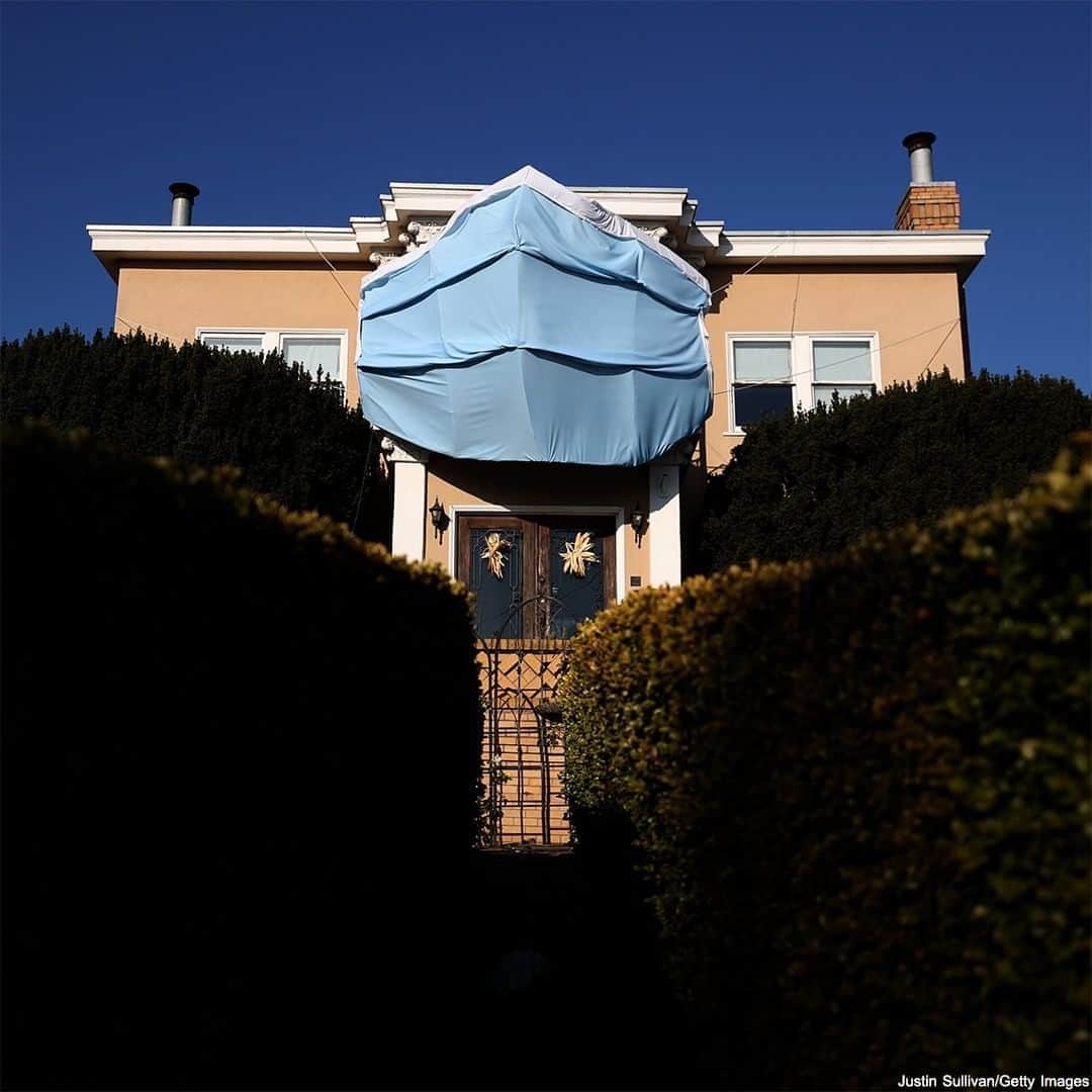 ABC Newsさんのインスタグラム写真 - (ABC NewsInstagram)「A San Francisco homeowner dressed their home with a giant surgical mask ahead of Halloween. #covid19 #coronavirus #pandemic #halloween」10月25日 0時59分 - abcnews
