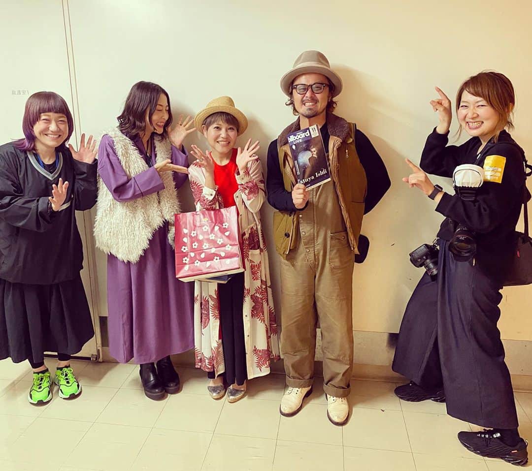和田美枝のインスタグラム：「カッコよくて、キュートで、柔らかい人間味が溢れてて、しびれた⚡️⚡️⚡️⚡️⚡️  #やなわらばー #ビルボード #贅沢な時間で最高すぎた #レモンの会🍋 #ウタイビト #トルビト #ハナスビト」