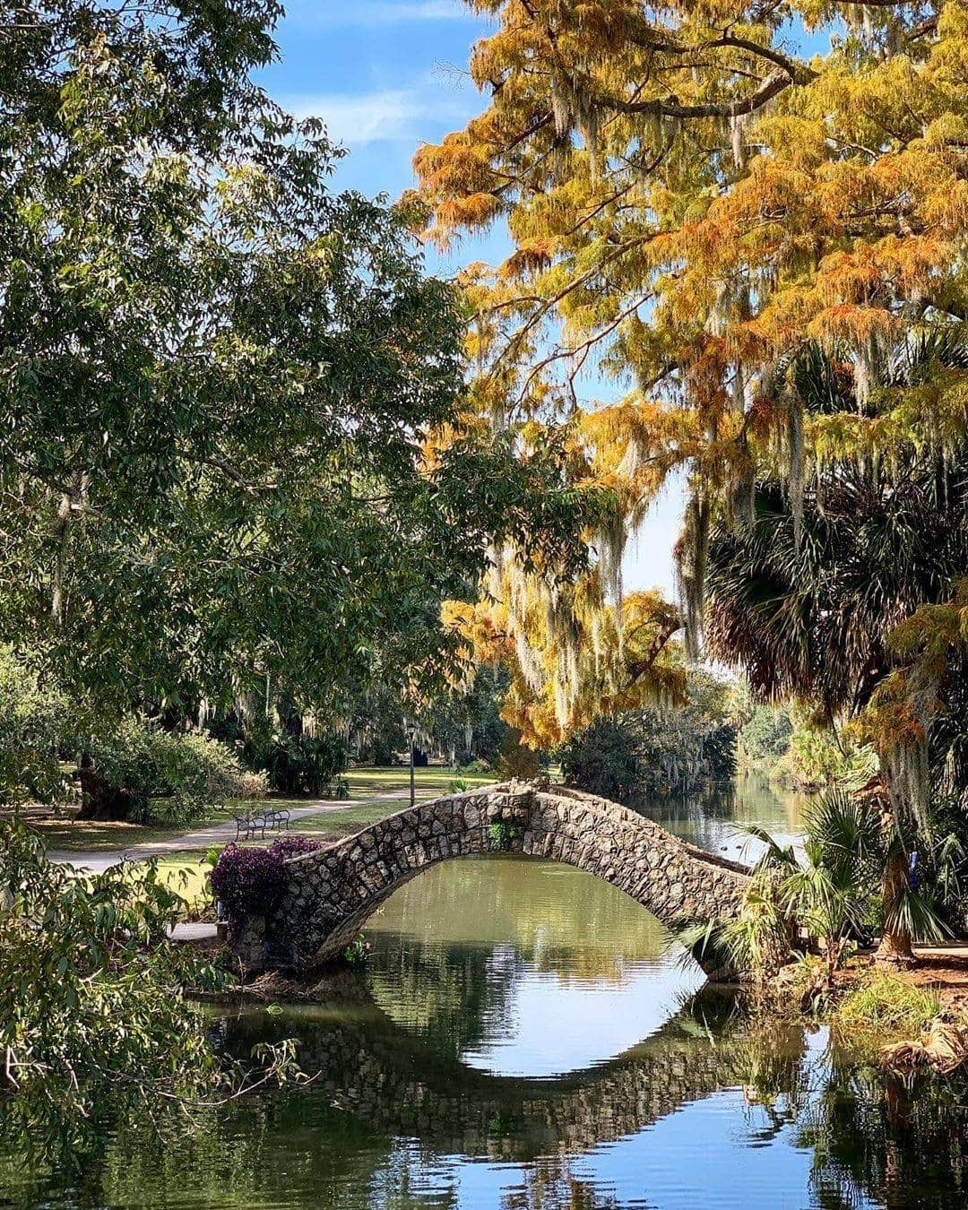 Visit The USAさんのインスタグラム写真 - (Visit The USAInstagram)「"All the fall feels" in New Orleans City Park! The park has been New Orleans' largest outdoor attraction since 1854. You can explore by land and water, with 11 lagoons and opportunities to rent paddleboats! Tag a friend you would spend the day in this park with! #VisitTheUSA 📸 : @amournola」10月25日 1時00分 - visittheusa