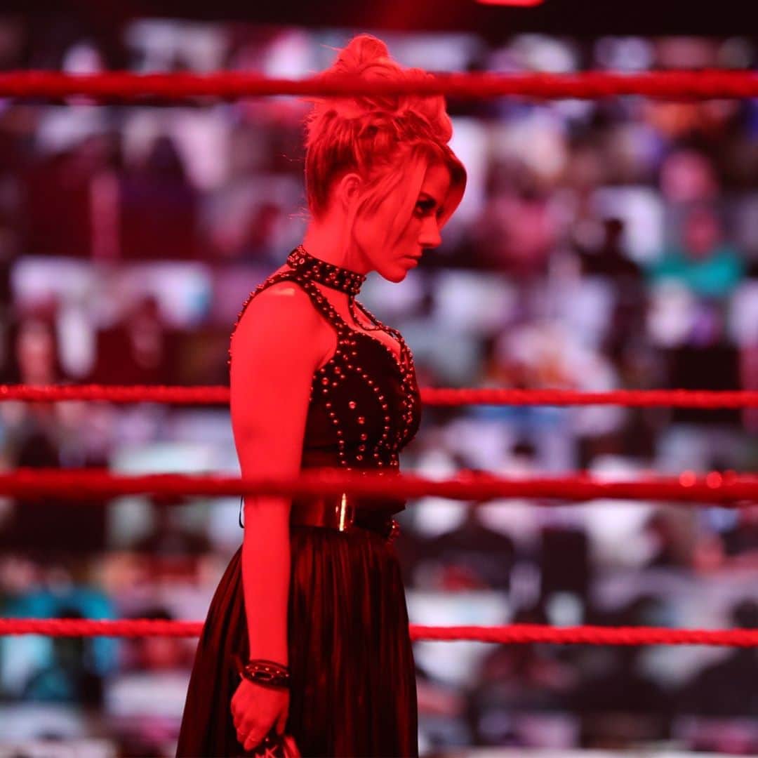 WWEさんのインスタグラム写真 - (WWEInstagram)「@alexa_bliss_wwe_ as she awaits Him to start #WWERaw.」10月25日 1時00分 - wwe