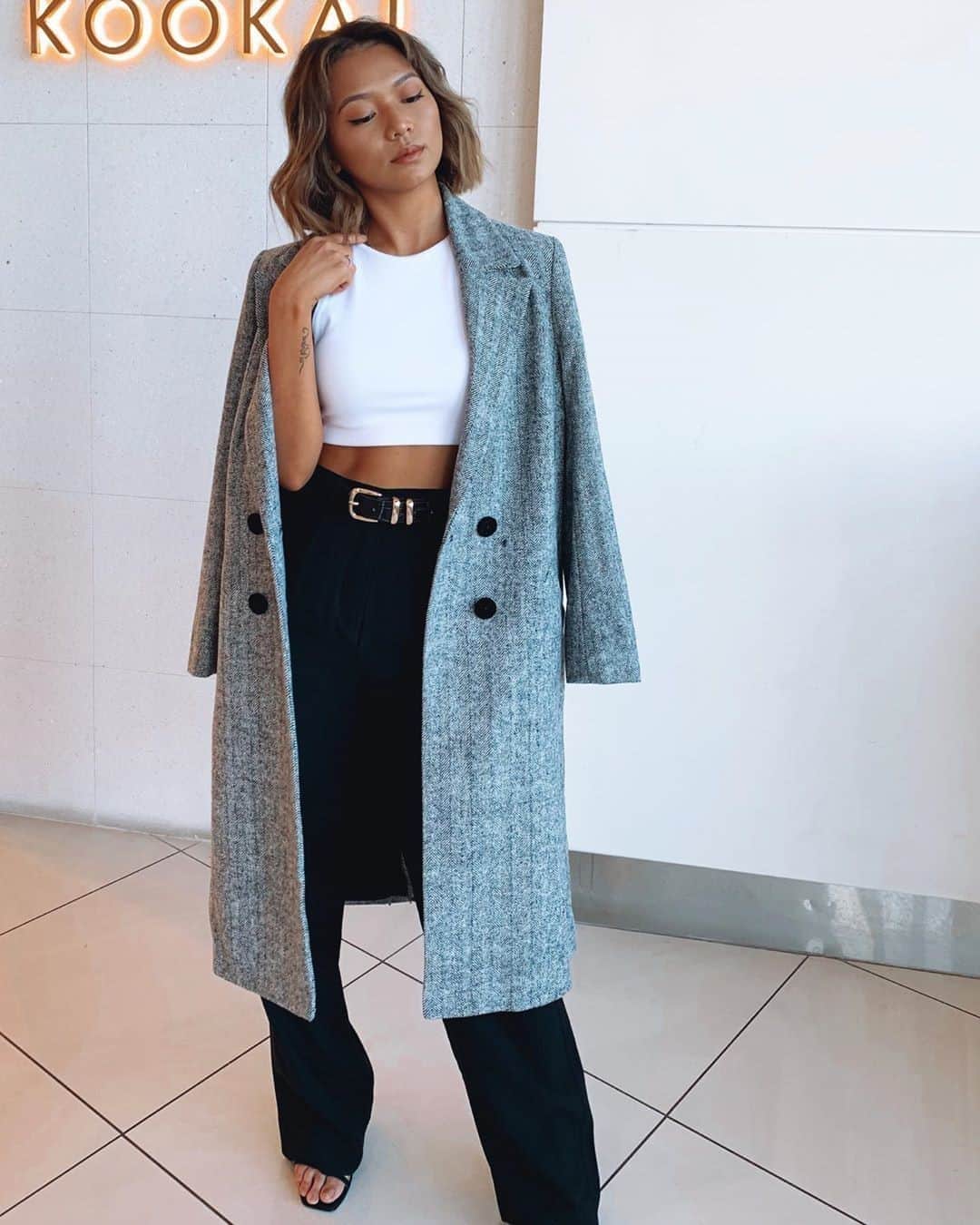 クーカイのインスタグラム：「Le manteau York, une coupe droite intemporelle à associer à toutes vos tenues !  #coat #fashion #kookai」