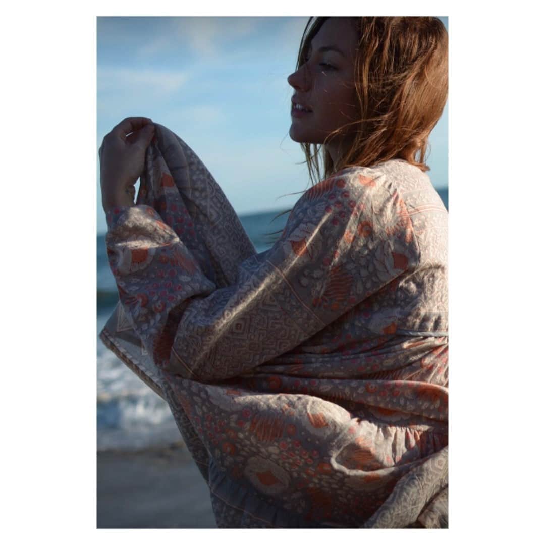 マッタのインスタグラム：「Moments to be in the breeze and feel the ocean is never out of season. Our happy place🤍 ...seen here our Yamini Booj Dress...⁠ ~ link in bio for more ~」