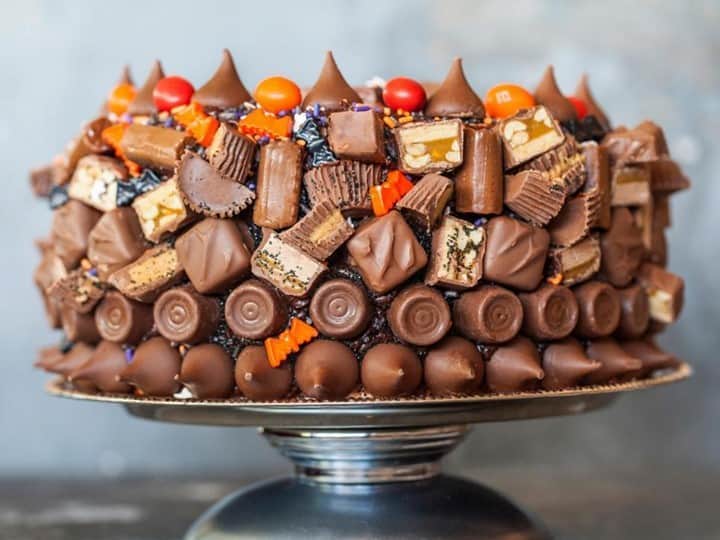 HGTVさんのインスタグラム写真 - (HGTVInstagram)「😳 Store-bought cake + Halloween candy = this over-the-top treat from @foodnetwork! 🥳 Turn a stash of Halloween candy into an indulgent dessert with their recipe. 🍫 You can find it (plus 13 other creative ways to use Halloween candy) at the link in our profile. 🔝 🎃⁠ ⁠ #HowToHalloween #halloween #halloweencandy #recipes #dessert #halloweendesserts」10月25日 1時02分 - hgtv