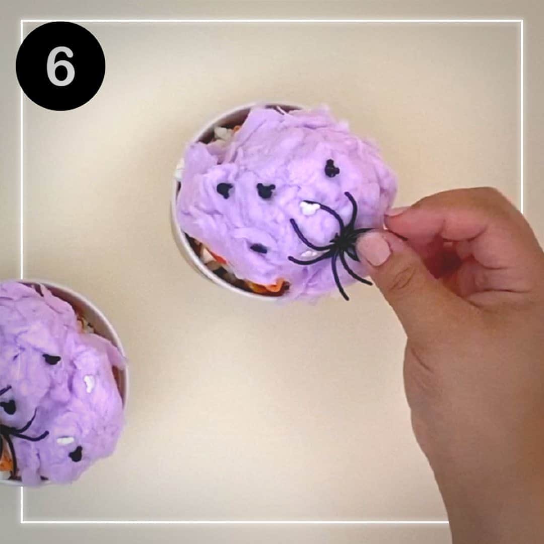 Disney Channelさんのインスタグラム写真 - (Disney ChannelInstagram)「This Halloween treat has all the best ingredients: popcorn, pretzels, cotton candy, and … spiders! 🕷🕸 Follow the instructions below to make our Spider Cotton Candy Popcorn!  🍿 In a bowl, mix in popcorn, pretzels and candy corn 🖌 Draw spooky fun faces on the cups 🍫 Drizzle chocolate on top of mix in the cups 🥄 Add sprinkles  🎃 Place cotton candy on top 🕷 Add more sprinkles and a toy spider」10月25日 1時01分 - disneychannel