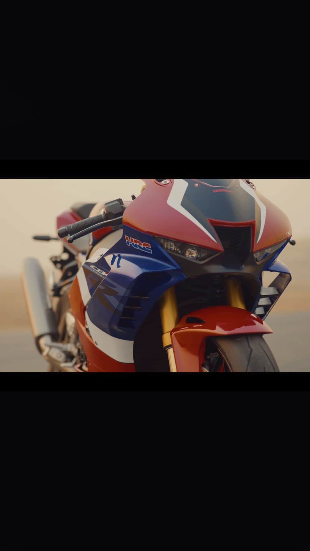 のインスタグラム：「Several lucky U.S. media outlets got the invitation to throw a leg over the all-new 2021 Honda CBR1000RR-R Fireblade SP at Thunderhill Raceway before it hit dealership floors. Here’s what they had to say about the exclusive experience.」