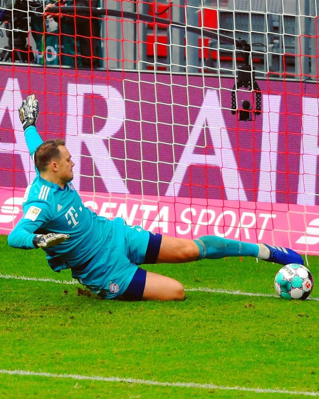 バイエルン・ミュンヘンさんのインスタグラム写真 - (バイエルン・ミュンヘンInstagram)「⛔️ #NeuerTheWall #MiaSanMia #FCBayern #FCBSGE #packmas」10月25日 1時04分 - fcbayern