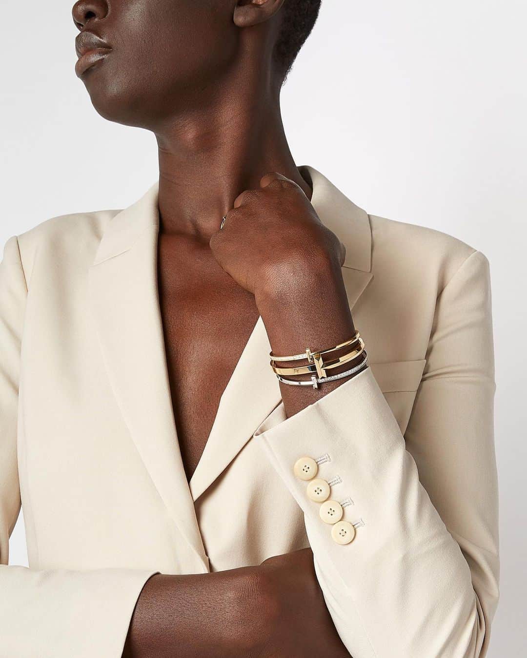 Harrodsのインスタグラム：「Clean lines, considered minimalism; the #TiffanyT1 collection is the fine jewellery equivalent of sharp, chic tailoring.  Find @tiffanyandco in Fine Jewellery on the Ground Floor; find @theory__ in Fashion Lab on the Fourth Floor.   #Harrods #HarrodsFashion #HarrodsFineJewellery」