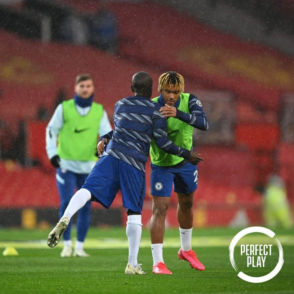 チェルシーFCさんのインスタグラム写真 - (チェルシーFCInstagram)「It’s a wet one at Old Trafford, as the Blues go through their warm-up routine! ☔️ #MUNCHE #CFC #Chelsea」10月25日 1時13分 - chelseafc