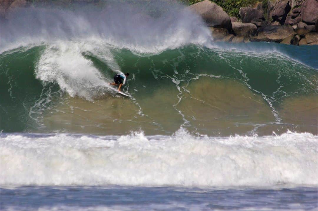 ミグエル・プッポのインスタグラム：「A melhor sensação do surf🙌 obrigado meus amigos por esse dia especial @iangouveia @rteixeiraa @dvdsilva @__eduardomotta (📷: @buziano_buzy_ )  #ObrigadoSenhor」