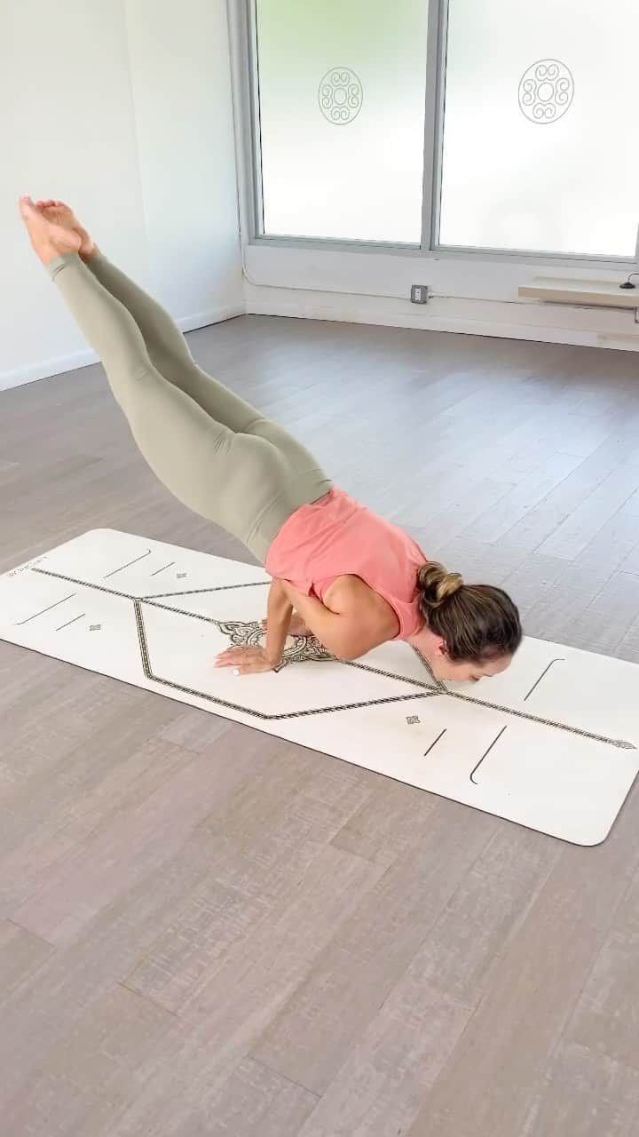 キノ・マクレガ―のインスタグラム：「Every single time I lift up off the ground in Mayurasana feels like a miracle. This was one of the hardest asanas for me and I guess I carry a memory of all those years of trying and failing. But it never ceases to amaze me that I am actually off the ground. _ This is one of the easier ways of getting your feet off the ground. By bending the knees and focusing on firming your abdomen you can more easily transfer a bit of weight forward into the arms. Even though the legs are lifted it’s not useful to think of this as a backbend. Instead, this of Mayurasana as an arm balance and use your shoulders and core. _ Join me for an immersion in the Second Series of Ashtanga Yoga November 6&7 online @omstarsofficial Details are in my bio link. Come and practice 🙏 _ #yoga #ashtanga #yogi #mayurasana #peacockpose #peacock #miamiyoga #kinoyoga #omstars  💕」
