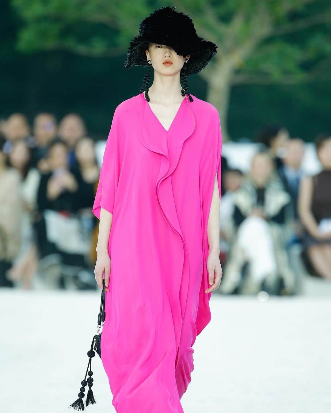 Fashion Weekのインスタグラム：「Think pink 💕 @zhuchongyun's runway presentation kicked off Shenzhen Fashion Week, boasting nearly 60 designer shows on the schedule this season. Check it out through October 27th. #SZFW2021SS」