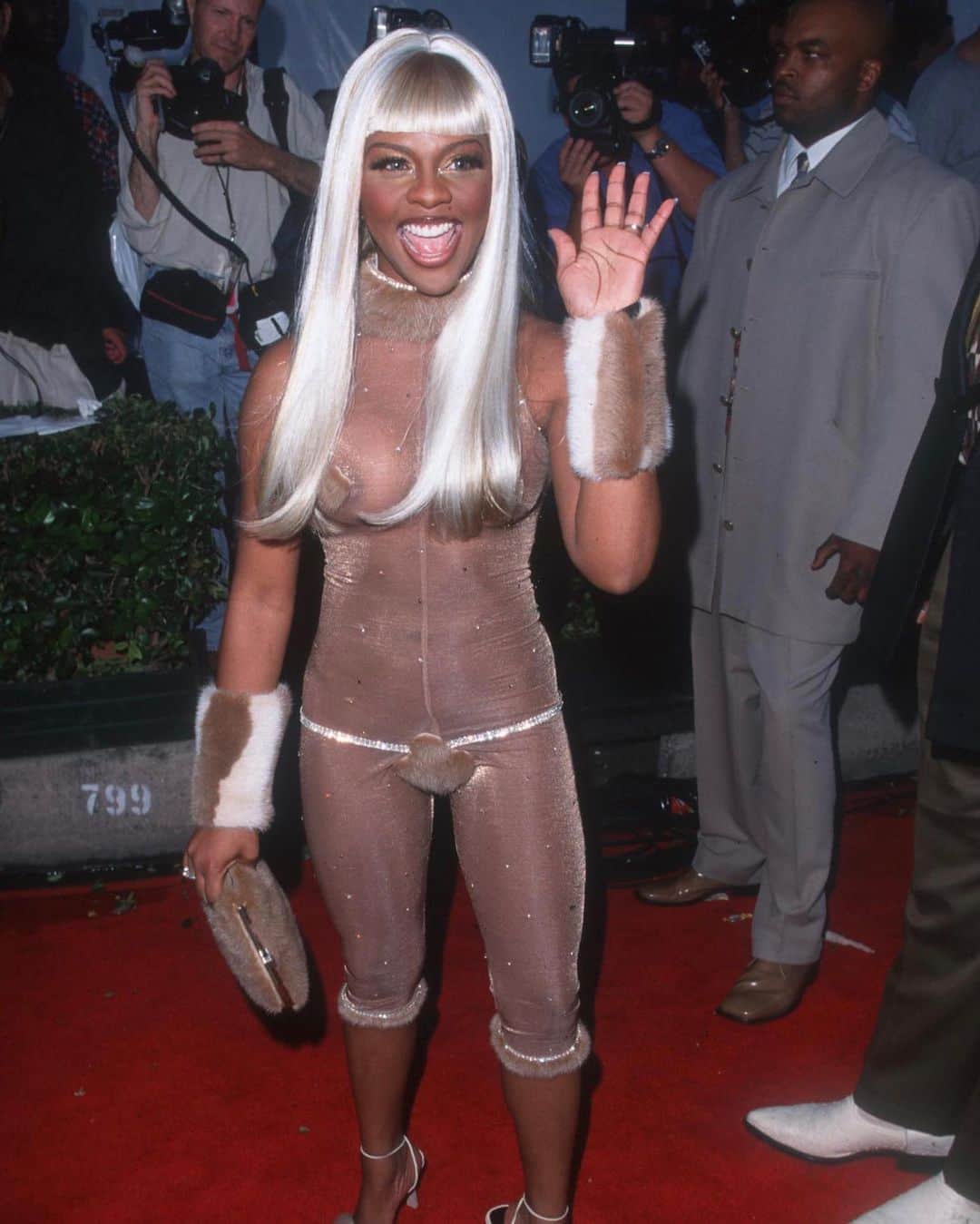 Nylon Magazineさんのインスタグラム写真 - (Nylon MagazineInstagram)「#LilKim, queen of colored wigs, matching pasties, and waving on red carpets 👋 At the link in bio, @lilkimthequeenbee’s most iconic beauty looks from the ‘90s and ‘00s, because there are truly *so* many. [Getty]」10月25日 1時20分 - nylonmag