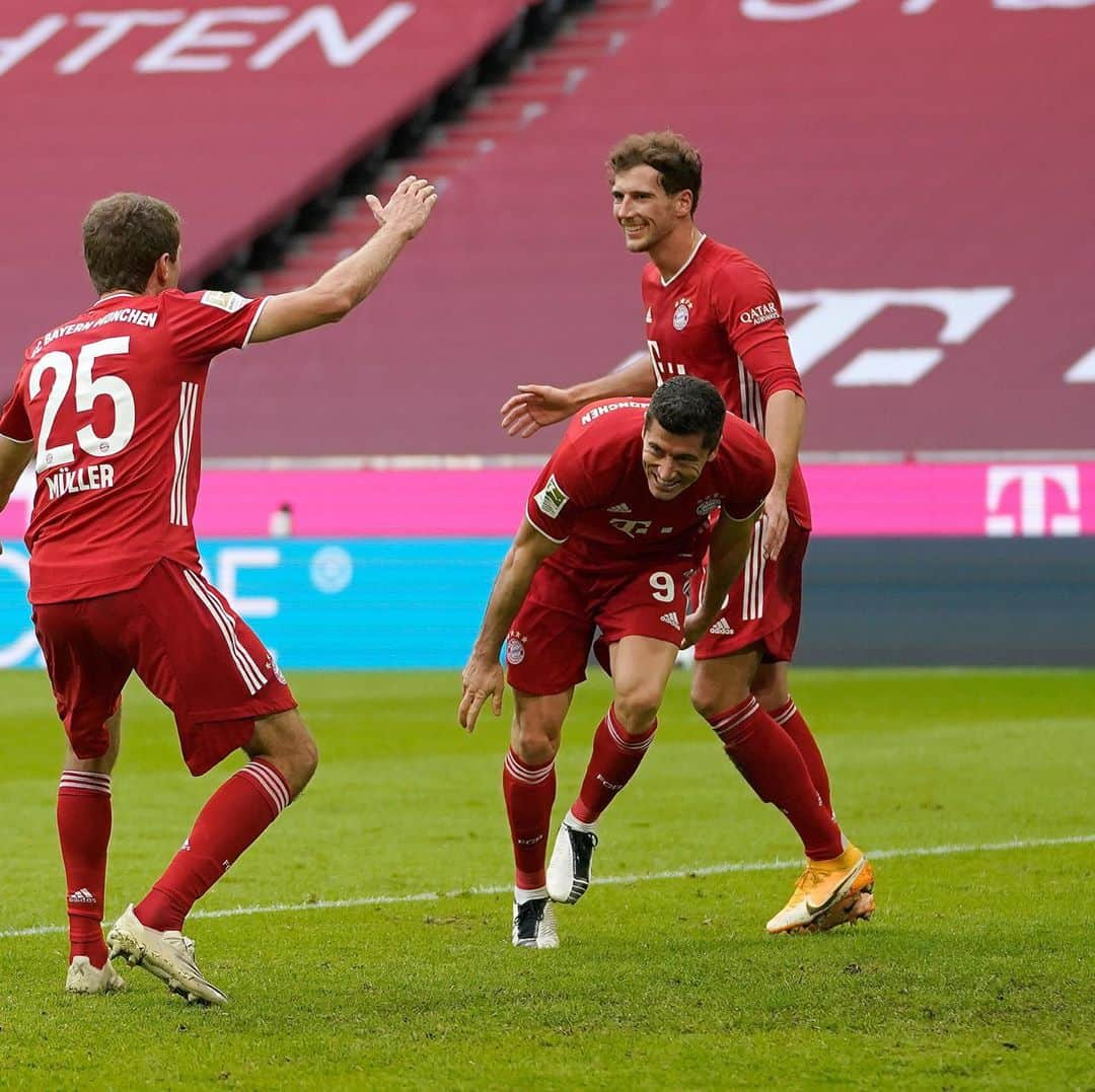 トーマス・ミュラーさんのインスタグラム写真 - (トーマス・ミュラーInstagram)「Not so angry @esmuellert 🙈🙈😜😜   Again a great team performance and Lewan3goalski 👏🏻👏🏻🔥🔥 #keepitgoing #fcbolé #enjoyingthemoment #allthebest @alphonsodavies #comebackstronger」10月25日 1時34分 - esmuellert