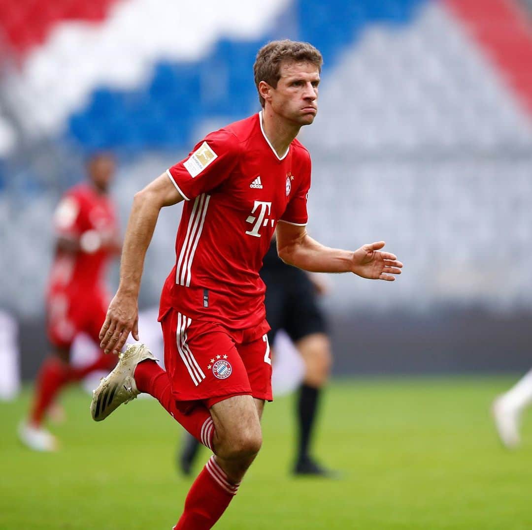 トーマス・ミュラーのインスタグラム：「Not so angry @esmuellert 🙈🙈😜😜   Again a great team performance and Lewan3goalski 👏🏻👏🏻🔥🔥 #keepitgoing #fcbolé #enjoyingthemoment #allthebest @alphonsodavies #comebackstronger」