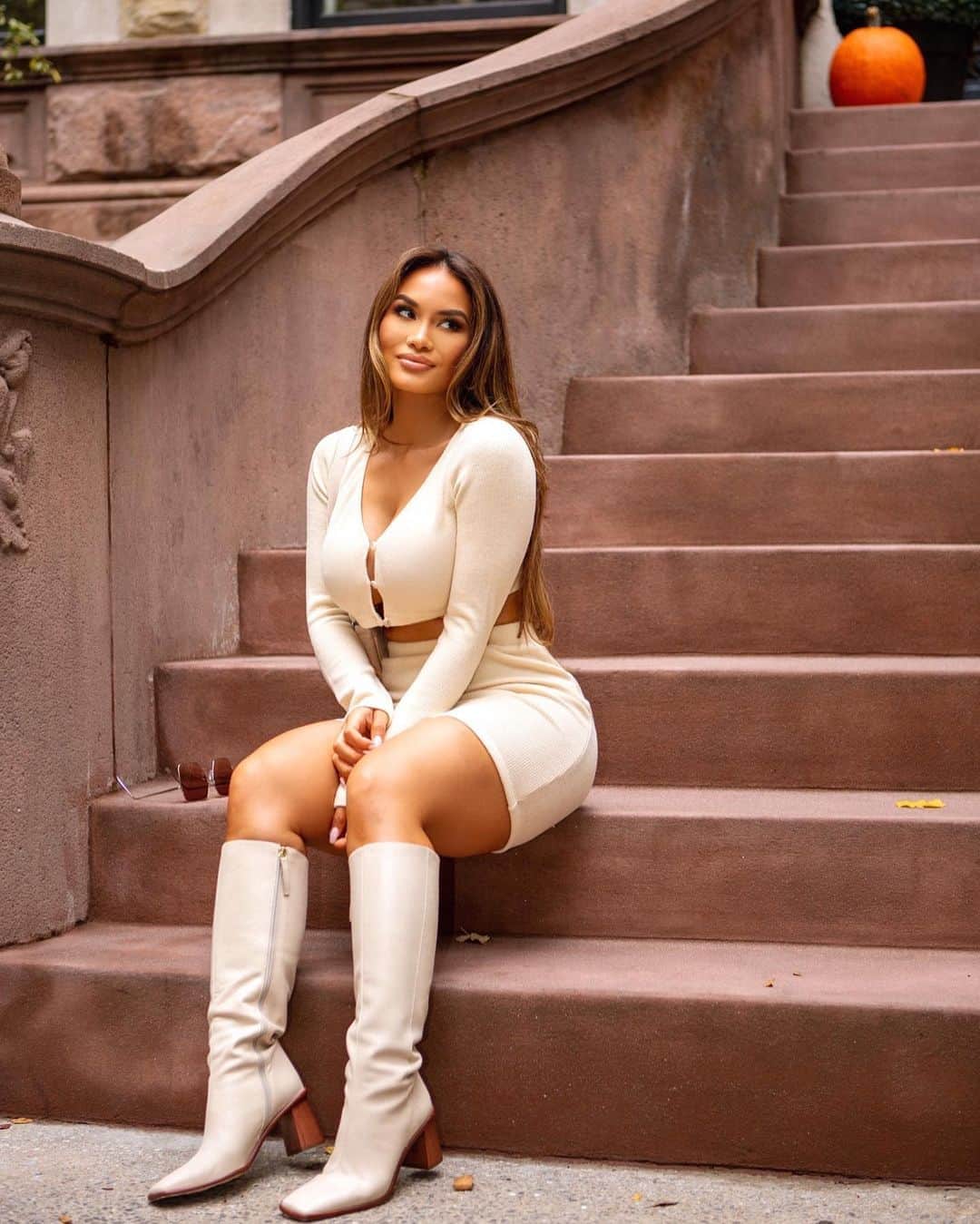 ダフネ・ジョイのインスタグラム：「Falling for you... meh lol 🎃 Cream set @revolve @lacademie_ • Boots @alohas #alohaschicas」