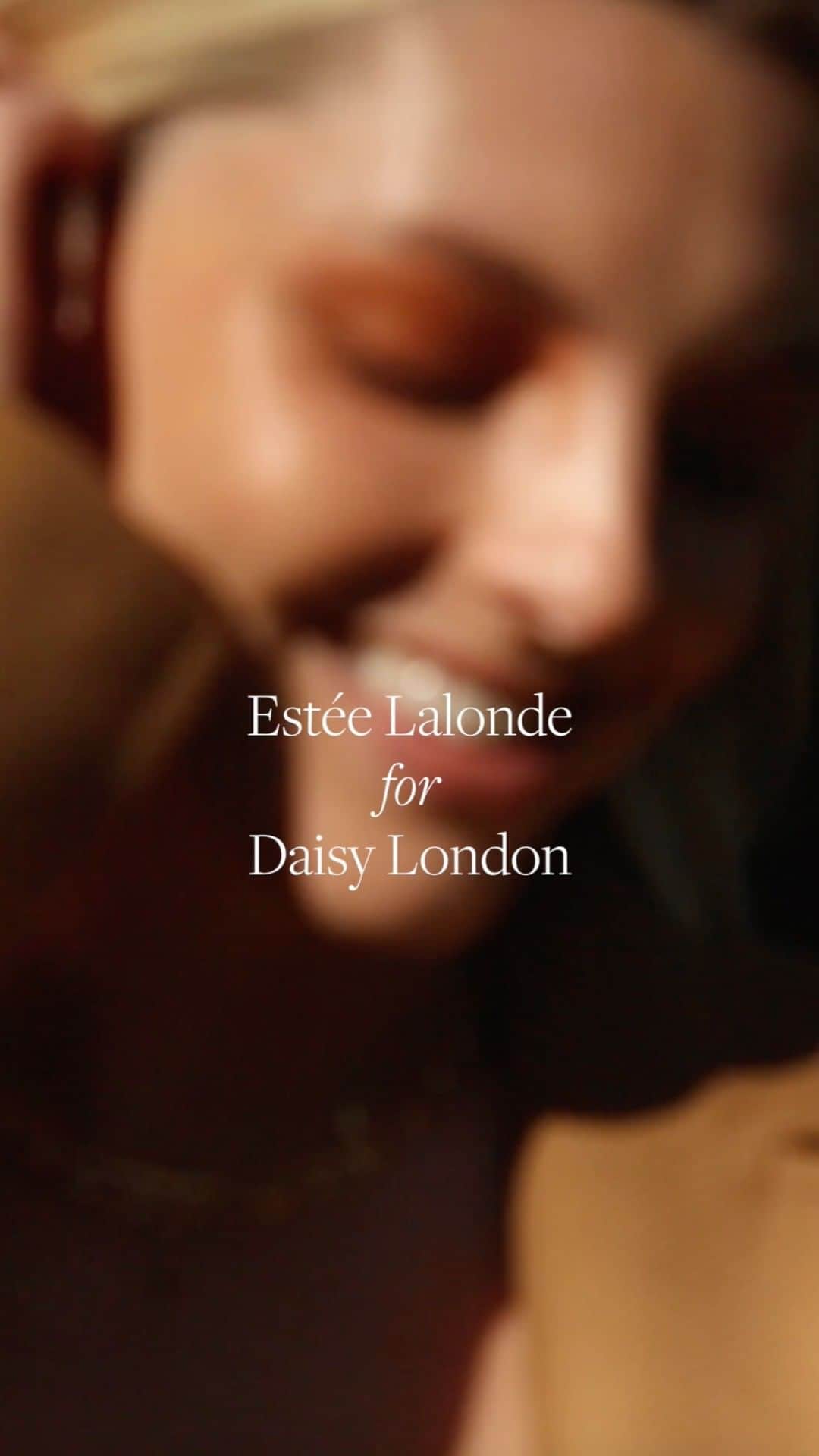 Estée Lalondeのインスタグラム：「{ad-brand collaboration}  Did we? Oh yes, we did. We've got a little something up our sleeves. Something new, something fresh, something you're going to love.   Link in bio to shop.   #esteelalondeXdaisy  “Sometimes, the best way to start a new chapter js to look back at how far you’ve come” -@esteelalonde  Sign up for early access here:  @daisy_jewellery  https://www.daisyjewellery.com/pages/estee-lalonde  Videography: @rebecca.munroe」