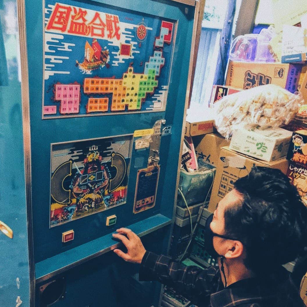 田中裕介のインスタグラム：「懐かしの10円玉吸い取りマシーン。」