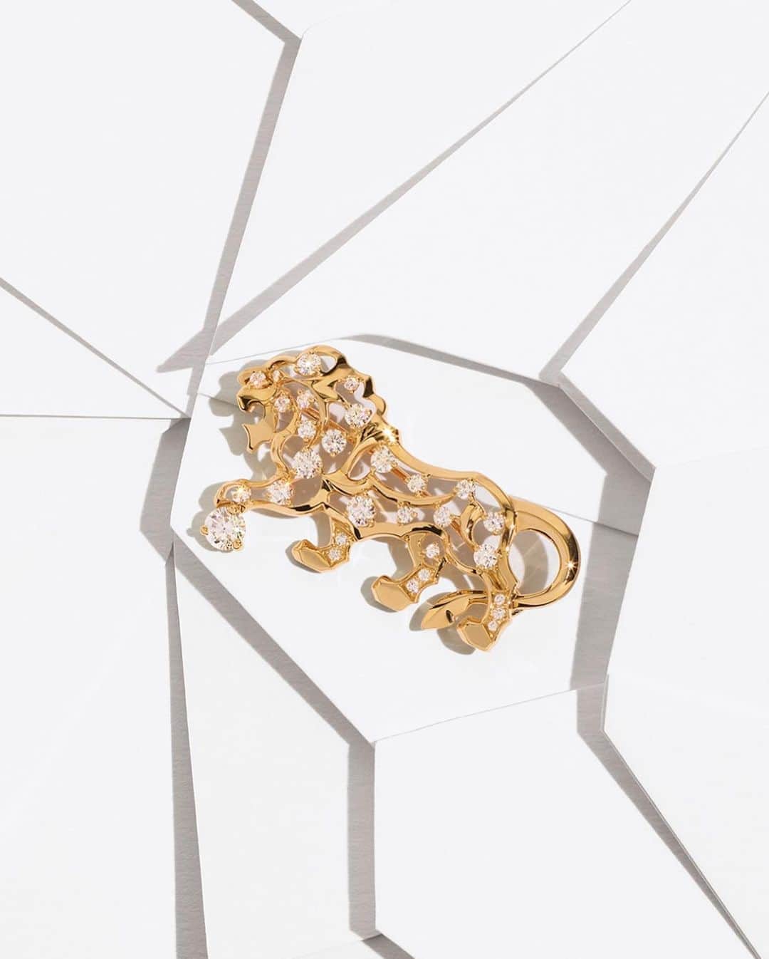 シャネルさんのインスタグラム写真 - (シャネルInstagram)「LES SIGNATURES DE CHANEL. CHANEL Fine Jewelry is punctuated with symbols. 5 signature motifs inspired by the world of Mademoiselle. 5, like her lucky number.   #CHANELFineJewelry #LesSignaturesdeCHANEL #CHANELRuban #PlumedeCHANEL #CHANELComete #CameliaCollection #SousLeSigneDuLion  Discover their history and the collections they’ve inspired at the link in bio.」10月25日 1時42分 - chanelofficial