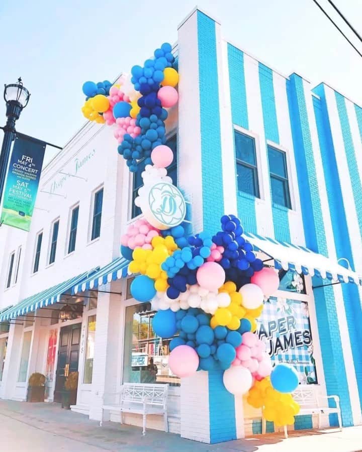 のインスタグラム：「Wow! 5 years of @draperjames! 🎉 So proud of the community and all the FUN we have created at our store on 12South in #Nashville. Thank you to everyone who has stopped by, taken a picture in front of our signature stripes 😄, sat a while talkin’ and enjoyed some real Southern Hospitality. I appreciate each and every one of you. 💙 Come on over for a visit!」