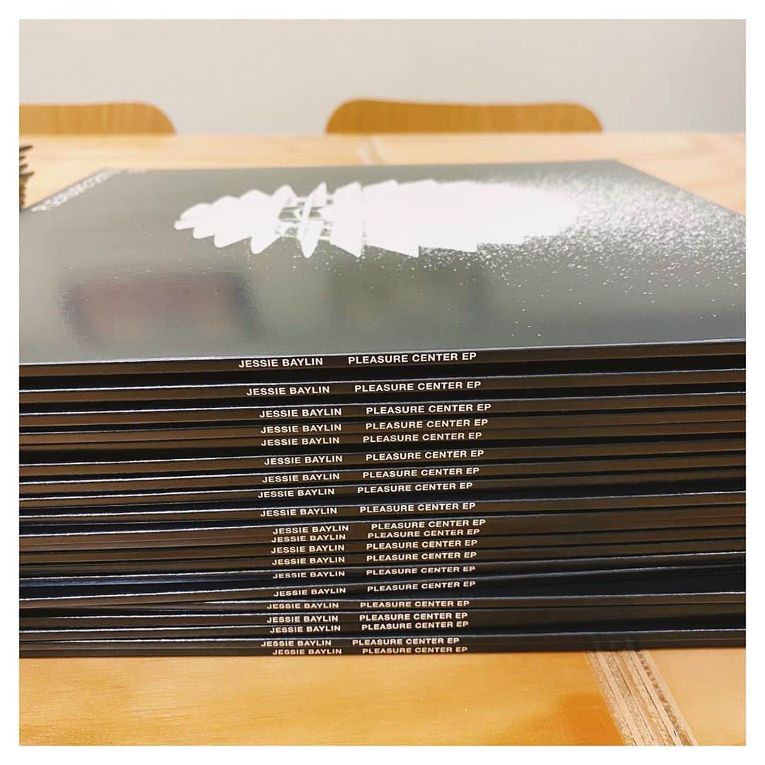 ジェシー・ベイリンのインスタグラム：「it’s Record Store Day & Pleasure Center is out on vinyl ~ grab yourself a copy at your local indie record shop. All proceeds of this limited edition vinyl will go to @fugyep @musicares — if you’re in Nashville, all copies are s i g n e d @grimeys @vinyltapnashville @thegrooverecords @thegreatescapenashville」