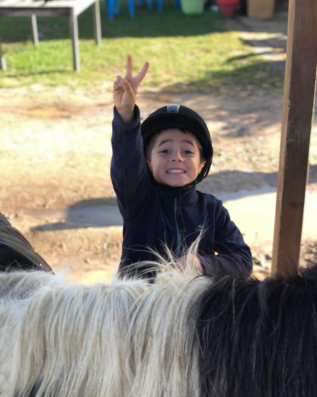 トニー・パーカーさんのインスタグラム写真 - (トニー・パーカーInstagram)「Mes petits cavaliers 🐴 Horse riding day with the kids ♥️」10月25日 1時51分 - _tonyparker09