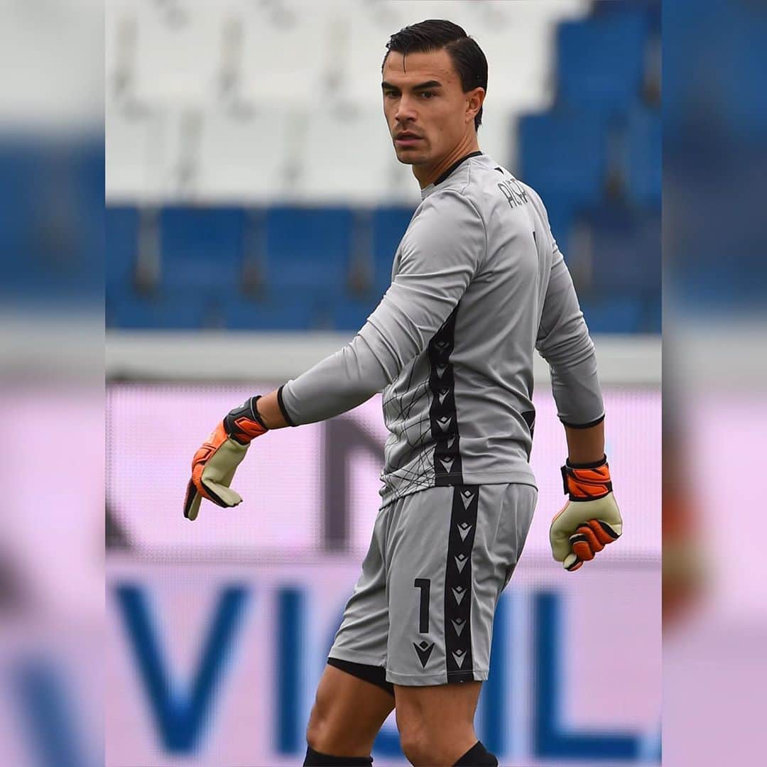 エミリオ・アウデロのインスタグラム：「Vittoria da SQUADRA! Ottima partita contro un avversario molto forte #atalantasampdoria #forzadoria @seriea 🔵⚪️🔴⚫️⚪️🔵」