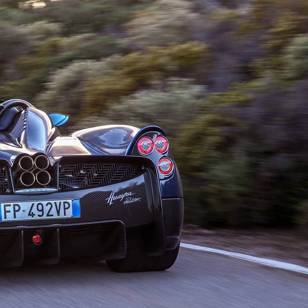 パガーニ・アウトモビリのインスタグラム：「With the brand new Pagani L.E.O. App, the Huayra Roadster definitely reaches a new level of onboard technology. Discover this amazing upgrade by watching our latest IGTV or by clicking the link in bio!  #pagani #vodafone #while1 #dmdcomputers #huayra #huayraroadster #leo @vodafoneit」