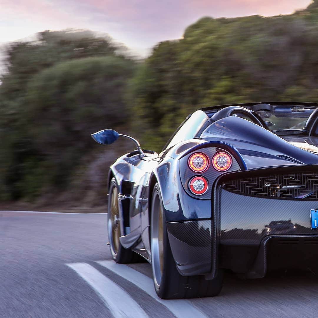 パガーニ・アウトモビリのインスタグラム：「With the brand new Pagani L.E.O. App, the Huayra Roadster definitely reaches a new level of onboard technology. Discover this amazing upgrade by watching our latest IGTV or by clicking the link in bio!  #pagani #vodafone #while1 #dmdcomputers #huayra #huayraroadster #leo @vodafoneit」