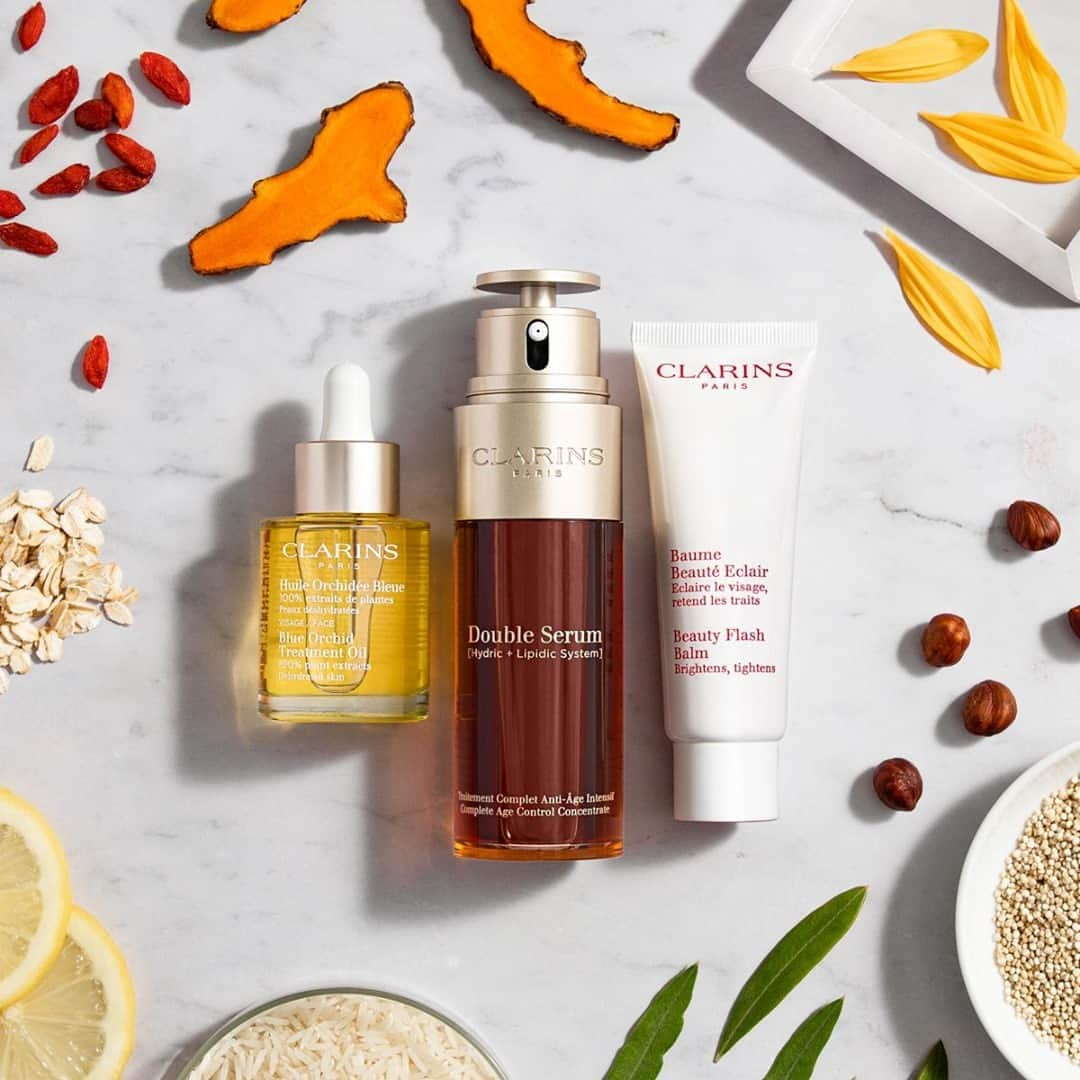 Clarins Franceさんのインスタグラム写真 - (Clarins FranceInstagram)「Vous aussi votre peau perd de son éclat à l’arrivée de l’Automne ? Découvrez nos 3 indispensables pour retrouver une peau radieuse :​⁣ 1️. Double Serum pour redonner énergie et tonus à votre peau.​⁣ 2. L’Huile Orchidée Bleue pour retrouver confort et souplesse. ​⁣ 3. Le Baume Beauté Eclair pour réveiller instantanément l’éclat de votre peau. ​⁣ En bref, le trio gagnant pour affronter le froid et la grisaille en toute sérénité !​⁣ .⁣ .⁣ #Clarins #MonSoinClarins #ClarinsDoubleSerum #DoubleSerum #MyDoubleSerum #BaumeBeautéEclair #HuileOrchideeBleue​」10月24日 17時00分 - clarinsfr