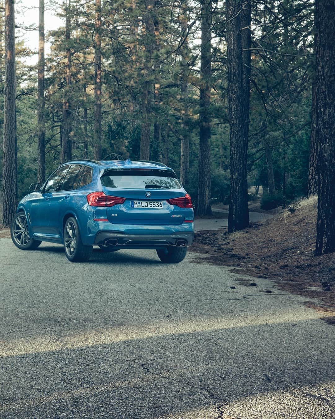 BMWのインスタグラム：「The great outdoors is all yours.  The BMW X3. #TheX3 #BMW #X3 __ BMW X3 M40i: Fuel consumption in l/100 km (combined): 8.2–7.9. CO2 emissions in g/km (combined): 188–180. Further information: www.bmw.com/disclaimer.  	 Acceleration (0-100 km/h): 4.8 s. Power: 265 kW, 360 hp, 500 Nm.」