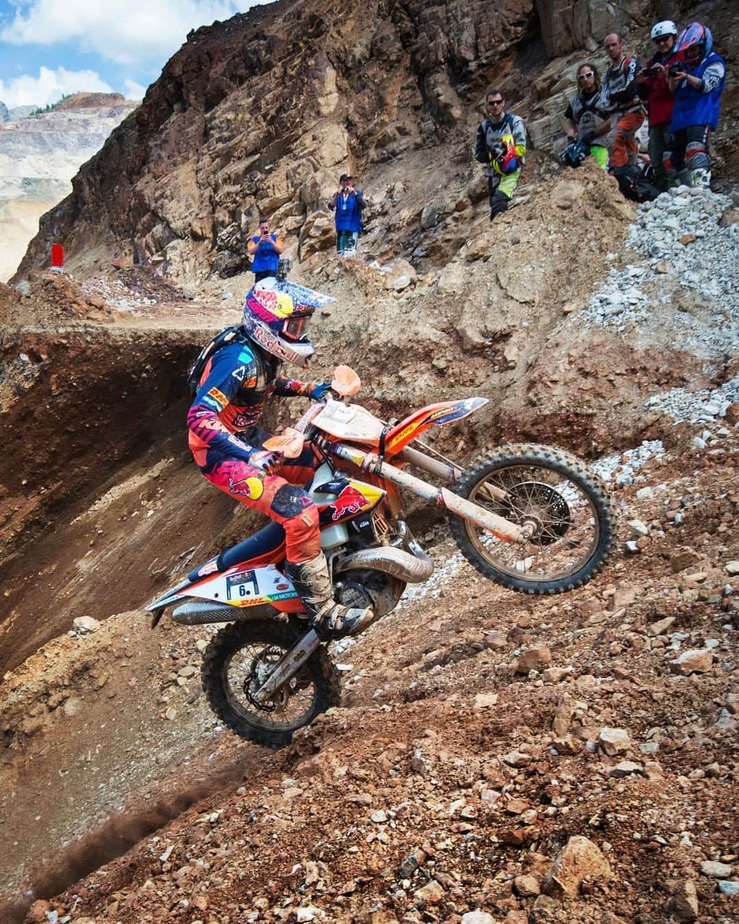 レッドブルのインスタグラム：「a visual representation of how 2020 is going so far 📉  👀: @jonnywalker_22  (rider is a ok 💪) get ready because Red Bull Romaniacs is coming back so keep your eyes peeled from next tues-sun for all the action 🙌 ~link in bio~  #redbull #givesyouwiiings #iridewess #hixpania #redbullmotorsports #hardenduro #fromwhereiride #wess」