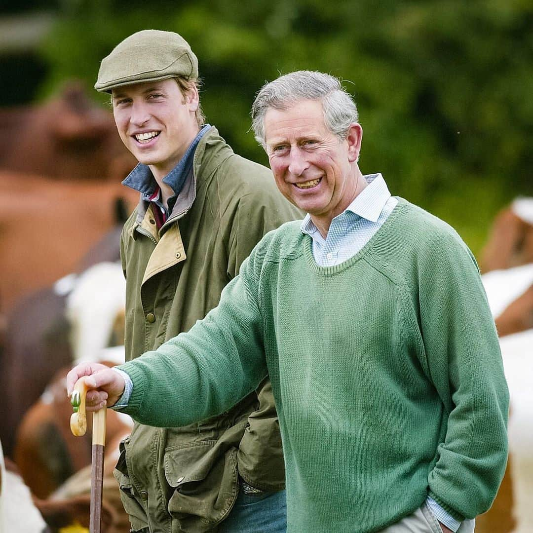 ウィリアム（ケンブリッジ公）さんのインスタグラム写真 - (ウィリアム（ケンブリッジ公）Instagram)「As he launched The @EarthshotPrize a fortnight ago, Prince William spoke of the influence of his father The Prince of Wales, and his grandfather, The Duke of Edinburgh: • “I think with the family you get that generational hand on, and I think I’ve really picked up on the fact that my grandfather started caring a long time ago about the natural world, and my father’s spoken a lot and cares about the environment.” • This year The Prince of Wales launched RE:TV - a new series of short online films about potential solutions to the climate crisis. • The films focus on practical, sustainable solutions, and aim to inform and inspire — swipe to see a preview, and visit @retv_smi to see more 🎥」10月24日 17時03分 - princeandprincessofwales