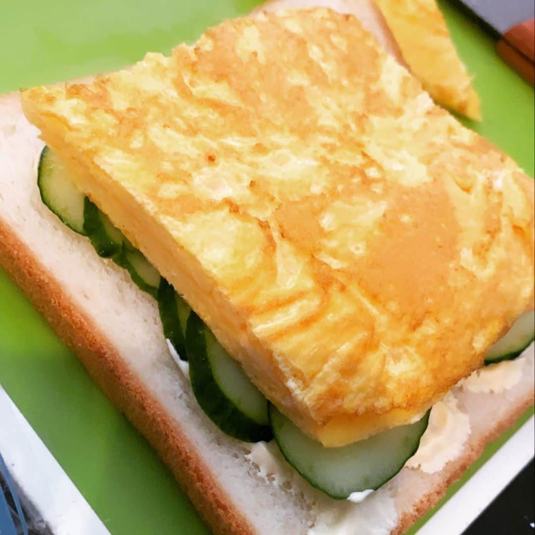 西山茉希さんのインスタグラム写真 - (西山茉希Instagram)「卵サンドは甘いオムレツ派。  #豆乳フワレツ #シンプルサンド  小さい頃、 ママとパパと行く喫茶店の卵サンドがオムレツだった。 さくらんぼが沈んだオレンジジュースといつもセットだった。  #思い出したくなる思い出 #😋🍒😋」10月24日 17時03分 - maki.nshiyama50