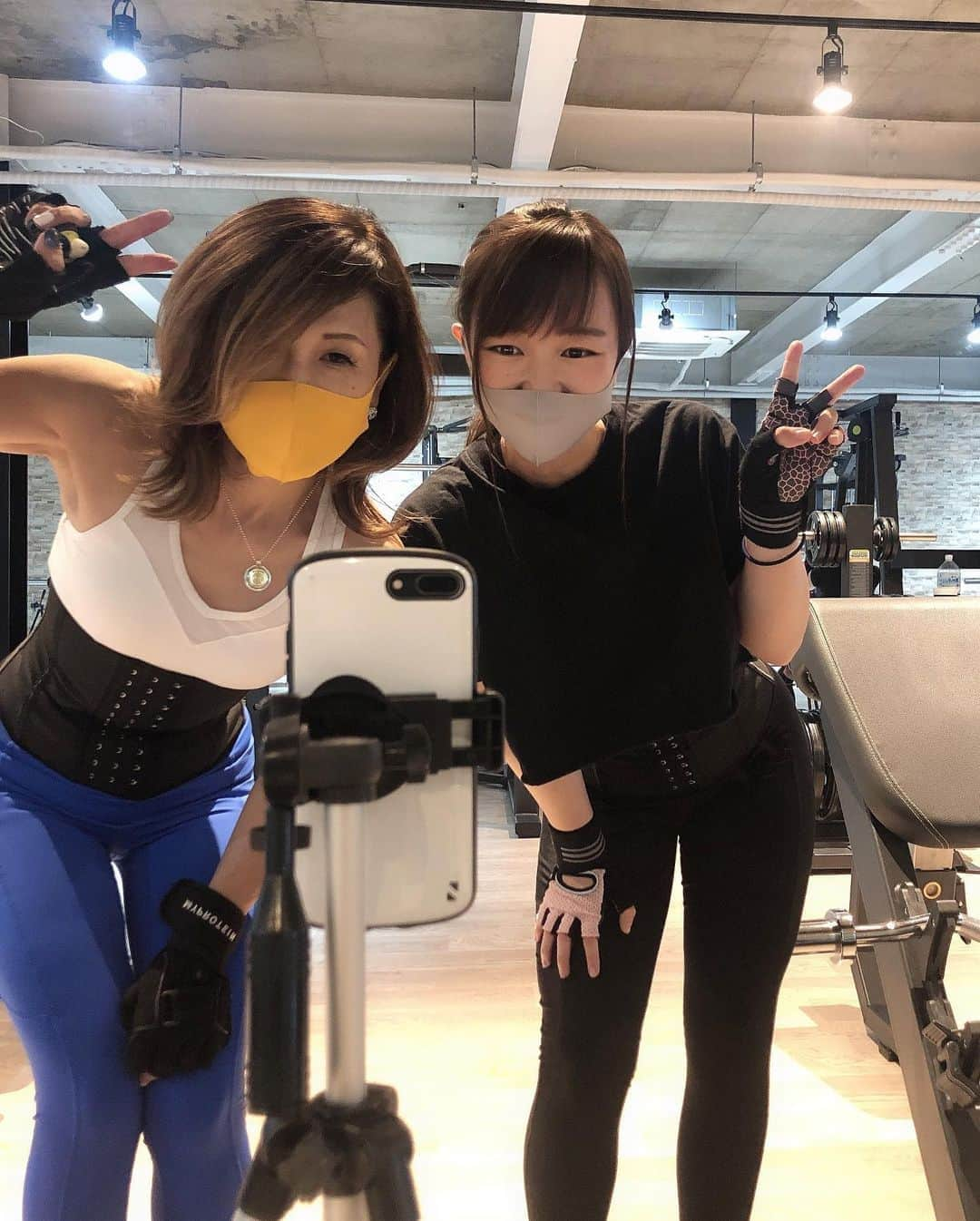 Naoko（なおこ）さんのインスタグラム写真 - (Naoko（なおこ）Instagram)「🏋️ 🏋️ 今日は久しぶりに 気持ちがあがってた🔥 . みんながんばってるなぁ✨ . . また身体のキレを 取り戻そう。 . カクーン カクーン カクーンて キレと メリハリのある アウトラインの身体に なりたい。 肩もカクーン⚡️ 背中からウエストも シュッ、カクーン⚡️ 脚のラインも シュシュっカクッシュッて⚡️ 擬態語で わかるっしょ だいたい😅 . . いまは、 ユルっ〜ブヨっ〜 ぶわ〜ン ブヒッ🐷 てなっとる😑 . . #筋トレ男子#筋トレ女子#筋トレ女子と繋がりたい #美ボディ#ボディメイク#筋トレダイエット#フィジーカー#トレーニング #ワークアウト #フィットネスウェア#美尻  #アラフィフ#熊本#なおこ語録 #fitnesswear #bodymake#training#trainingwomen#workout#gym#anytime #Housemusic#pro.fit.kumamoto #m2gymkumamoto  #kumamoto」10月24日 17時04分 - smile_naohibi