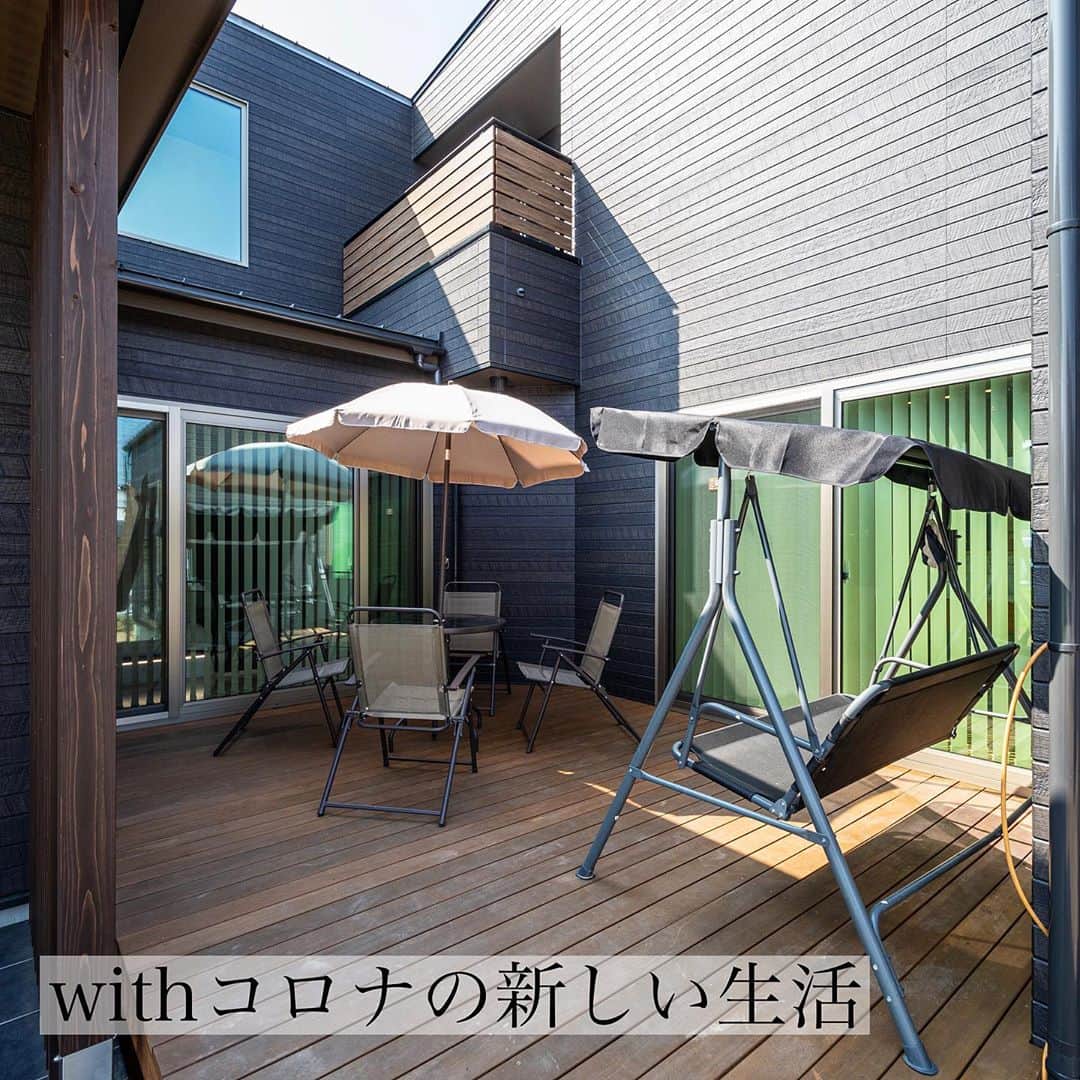 homelife 夢を叶える暮らし方のインスタグラム：「【プライベートな空間でアウトドアを楽しむ】 . . 三方をおうちに囲まれたウッドデッキなら、 外からの視線を気にすることなく気軽にアウトドアを楽しめます( *´艸｀) これからのコロナに適した生活様式にピッタリの間取りです✨ . . こちらのお家はアーキホームライフのお施主様邸の施工写真です。 その他の施工写真は、 @homelife_gallery のURLからご覧いただけます。 . 家づくりの資料請求はコチラから @homelife_shiryou . . #ウッドデッキ #アウトドア #おうち時間 ＃ウッドデッキのある家 ＃ウッドデッキインテリア #おうちキャンプ #テラス #おしゃれ #こだわり #モダン #あこがれ #家族 ＃家族団らん ＃ペンダイトライト #マイホーム計画 #ローコスト住宅 #マイホーム #夢のマイホーム #間取り #シンプルな暮らし #暮らしを楽しむ #注文住宅 #自由設計 #デザイン住宅 #リノベ #リフォーム #ベランピング #グランピング #homelife_京都 #homelife_大阪 #homelife_兵庫 #ホームライフ #ホームライフ100 #アーキホームライフ」